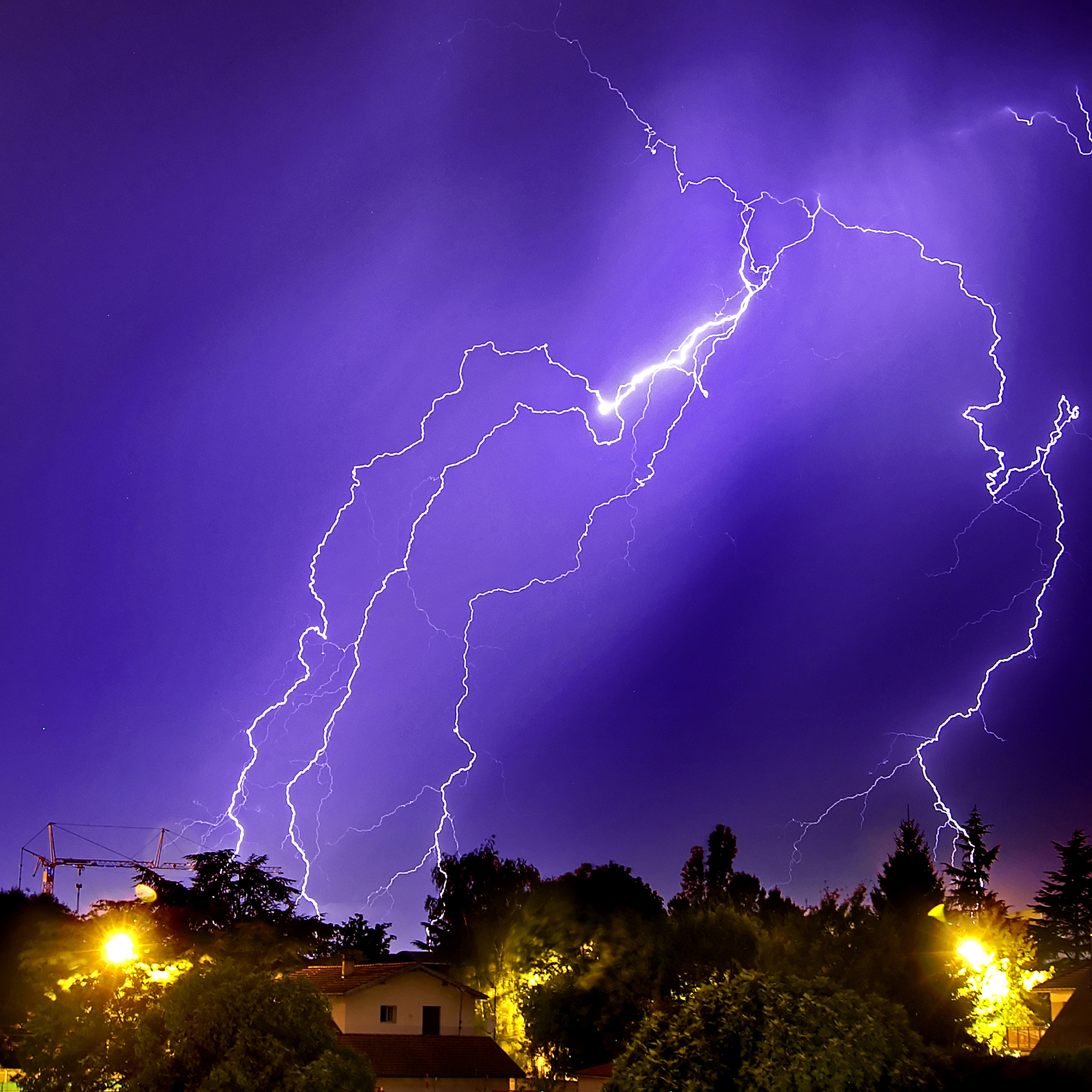Eclair frappant le sol sur la ville de Pau la nuit