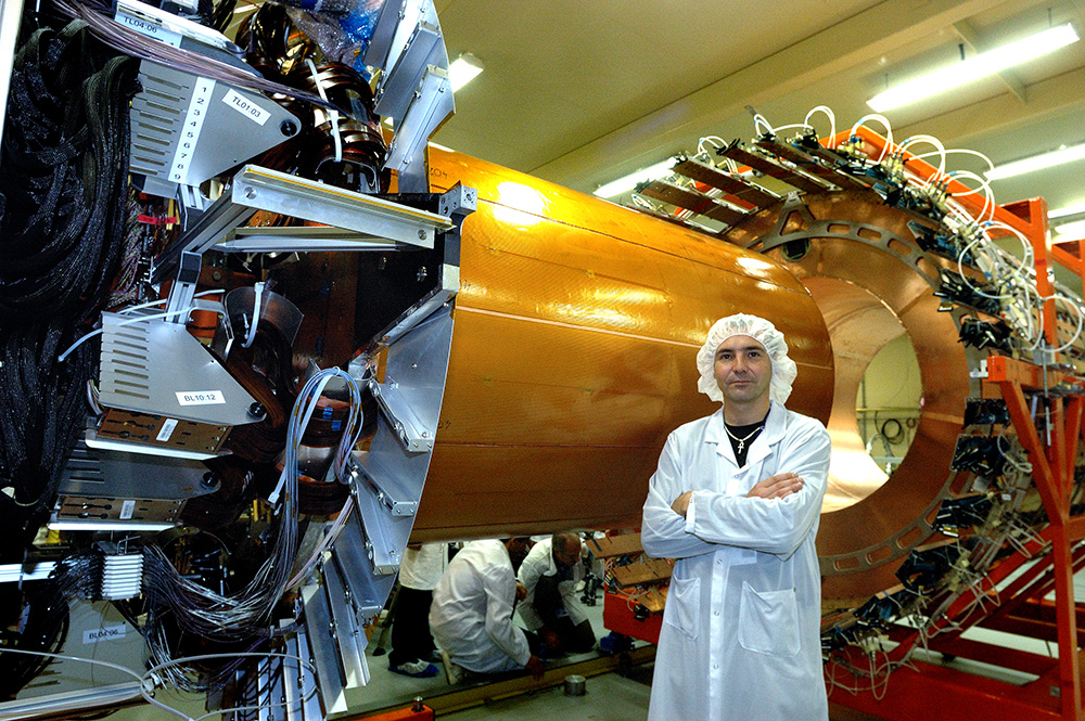 Photographe Professionnel à Pau | Visual Suspects 1 Autoportrait de serge Bellegarde au CERN en salle blanche pendant le montage du détecteur central Atlas