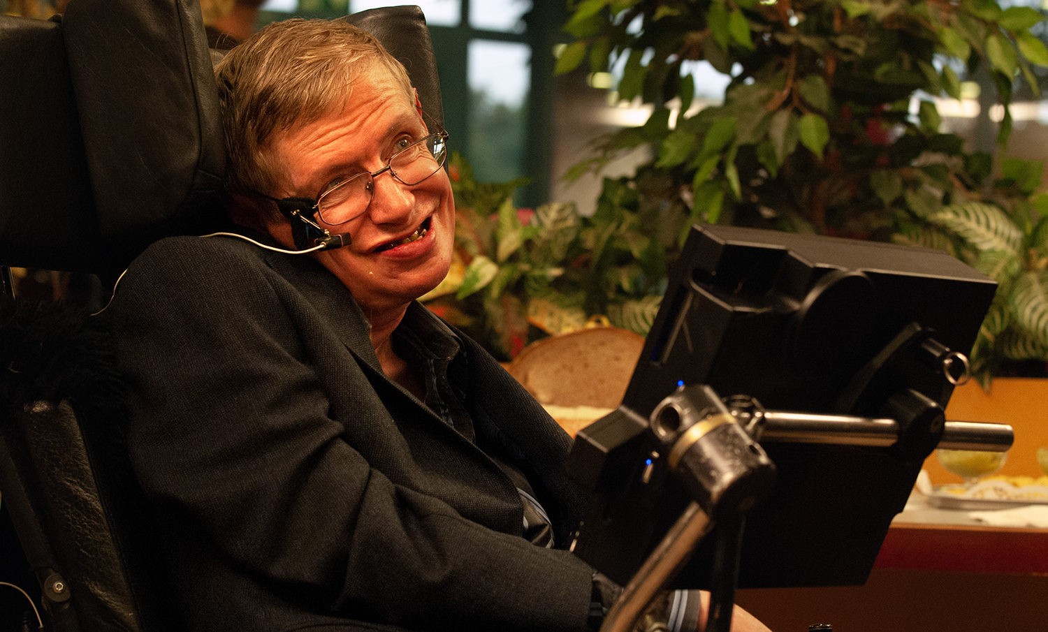 Portrait corporate en conditions réelles du physicien Stephen Hawking en fauteuil roulant