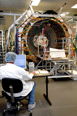 Détecteur CMS du CERN en salle blanche de montage en 2017